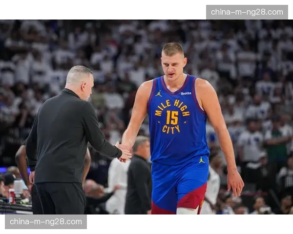 特写：掘金主帅马龙在暂停时绘制复杂的边线球战术板。