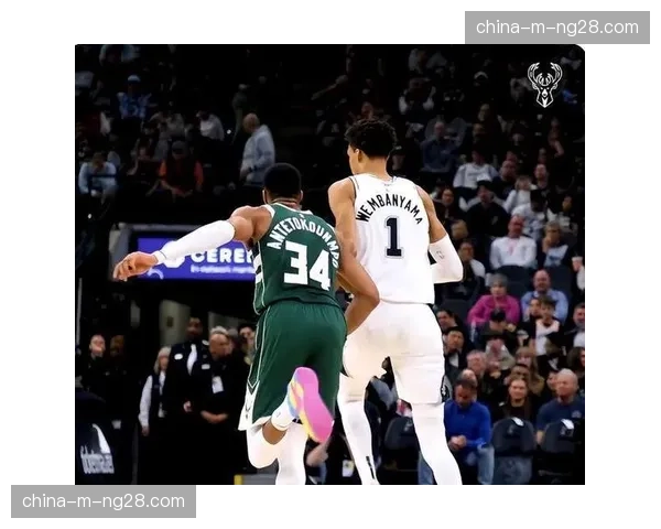 特写：球迷闯入赛场试图与字母哥击掌，被保安迅速带离